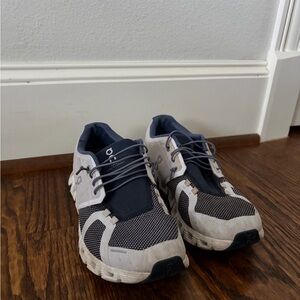 On Running women’s navy and White Shoes